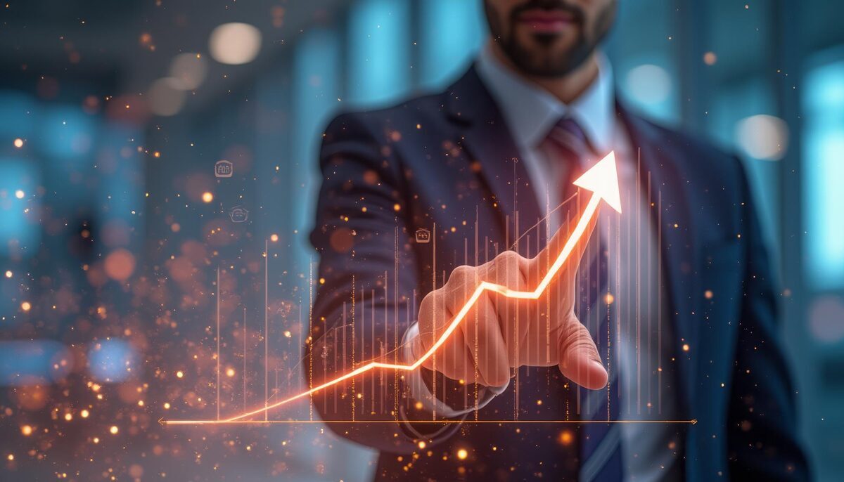 Empresario señalando una curva de crecimiento en su pipeline comercial